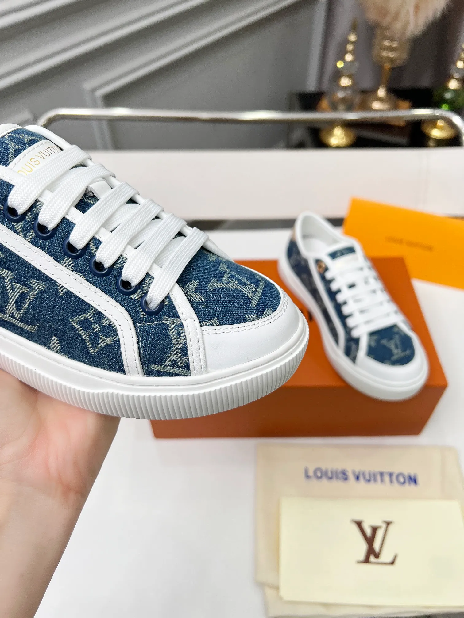 👟👟Ex-factory price 440👟👟 New arrival🆕 The hottest early spring model is coming. LV Lagoon sneakers are made of Monogram denim, injecting a retro flavor into the classic design. Leather trimmings pop out with the Louis Vuitton logo, while stenciled eyelets, trim and laces add to the refined details, and a rubber outsole embellished with Monogram flowers completes the look. Code number: 35~41, multiple colors available! Oil edges + TPU outsole + drawer box packaging
